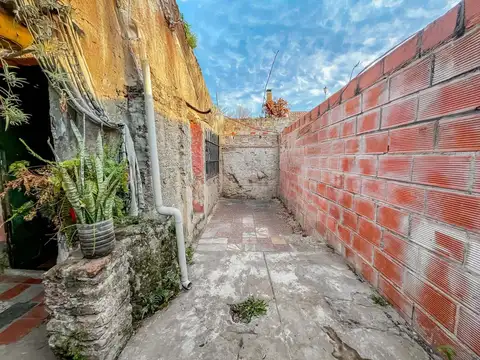 Casa 8 ambientes con 2 baños