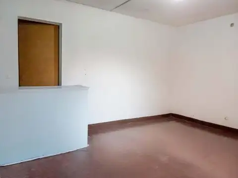 VENTA - Casa de 4 dormitorios, a reciclar, patio seco, jardín y local comercial. Belgrano, Rosario.