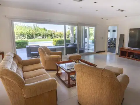 Casa 7 ambientes con 6 baños