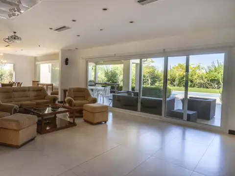 Casa en Venta en Haras Santa María, USD 590.000