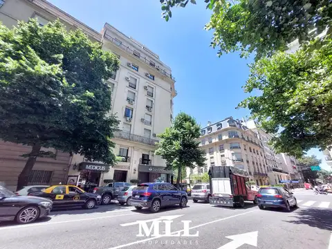 Av. Alvear  y Av. Callao. Palacio Versailles. Lindisimo 2 ambientes a contrafrente muy luminoso.