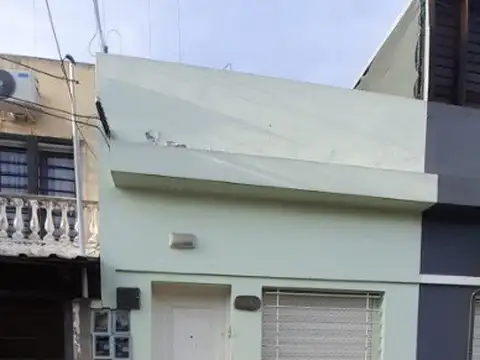 Departamento de 1 ambiente al frente con patio sin expensas