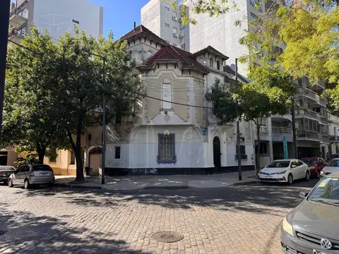 Casa de Estilo a Reciclar en Colegiales – Esquina – Gran potencial