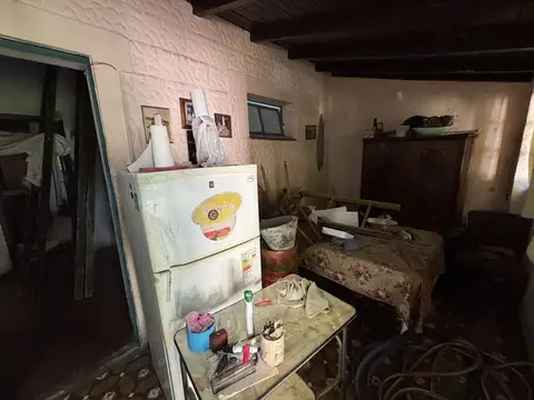 Casa 2 dormitorios y jardín en José Marmol!