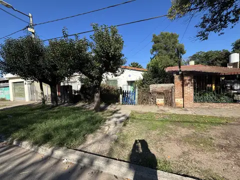 Casa 2 dormitorios y jardín en José Marmol!