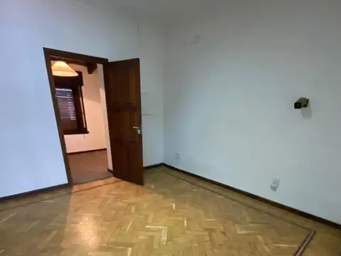 Alquiler Comercial de Casa en Av Belgrano y Adolfo Guemes