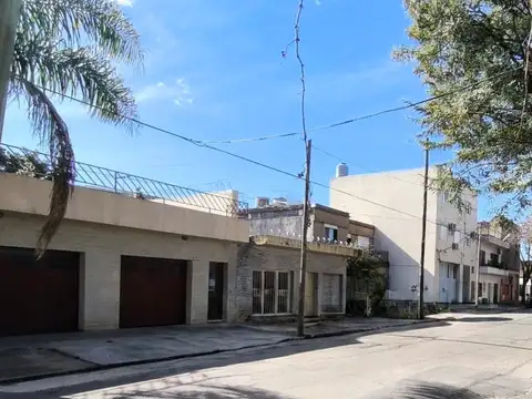 CASA   4 AMBIENTE CON PATIO INTERNO Y FONDO GRAN OPORTUNIDAD 
