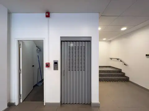 Local en esquina en alquiler, 2 plantas, 480m2, calle Pellegrini, Centro