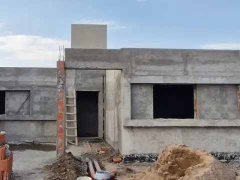 CASA 2 DORMITORIOS Y PILETA EN CAMPOS MANANTIALES 