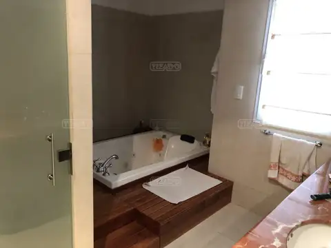 Casa 5 ambientes con 7 baños