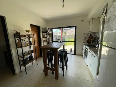 Casa 4 ambientes con 2 baños