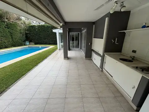 Casa 5 ambientes con 4 baños