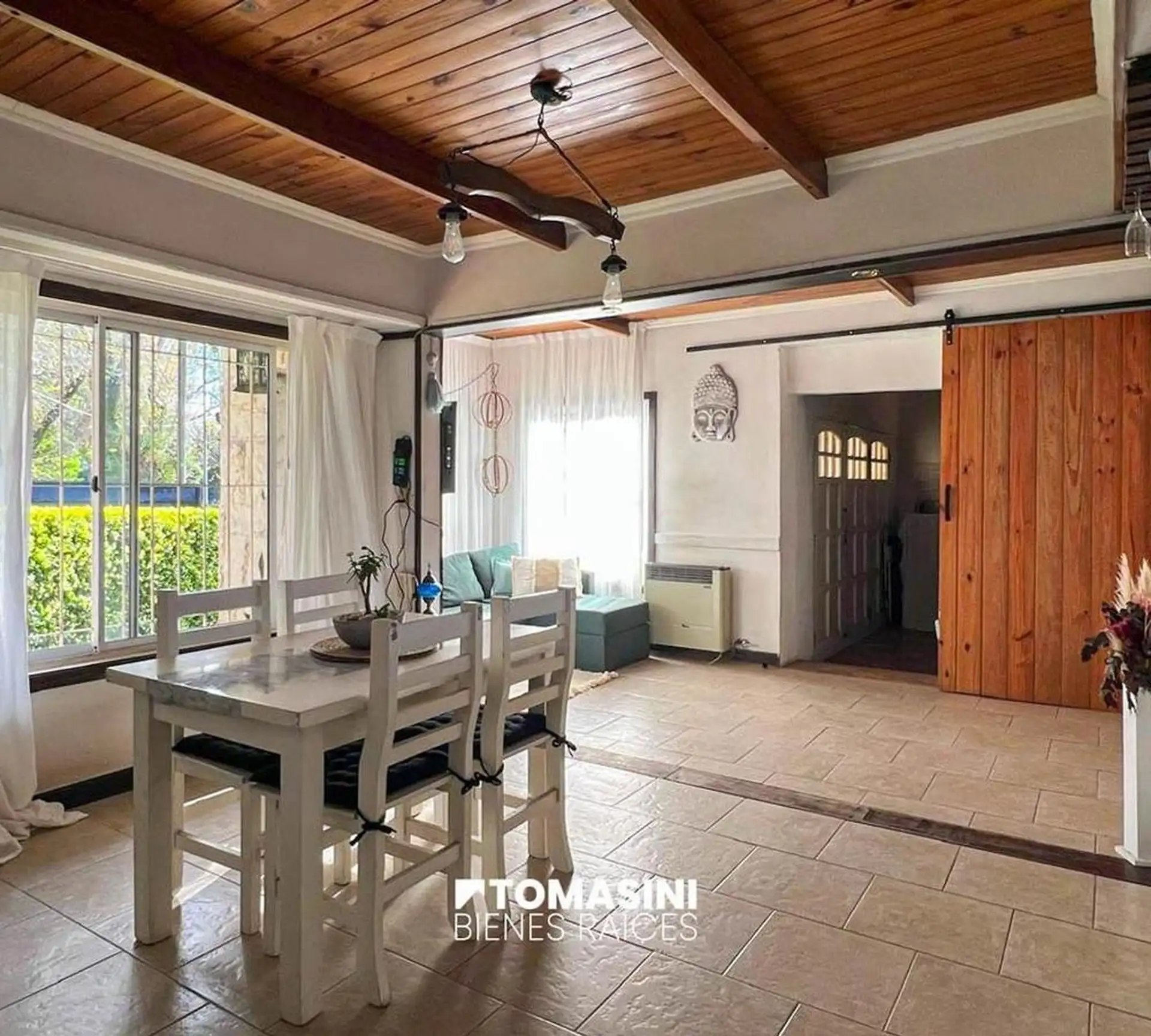 CASA DE 3 AMBIENTES CON PARQUE, GARAGE Y PARRILLA