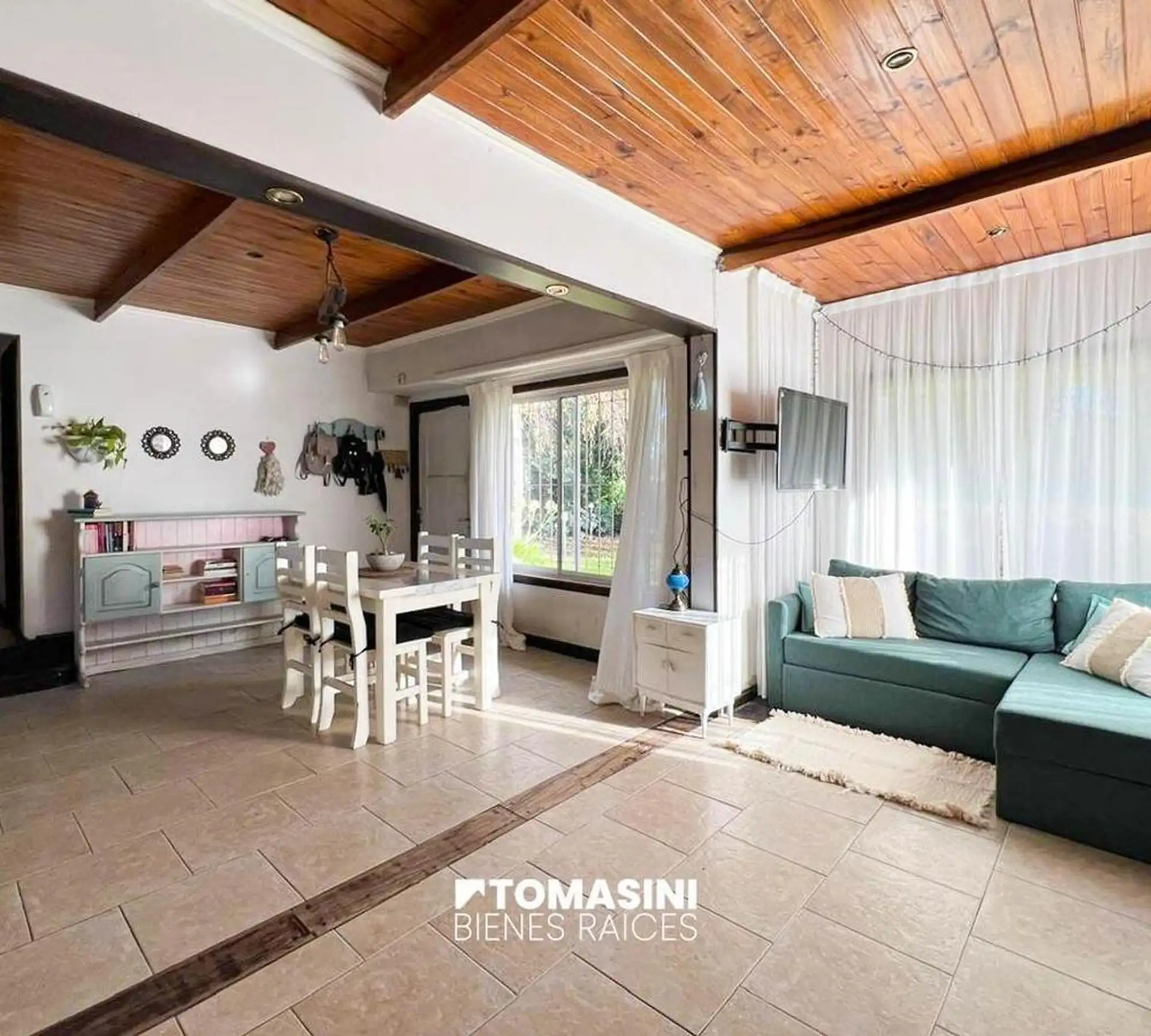 CASA DE 3 AMBIENTES CON PARQUE, GARAGE Y PARRILLA