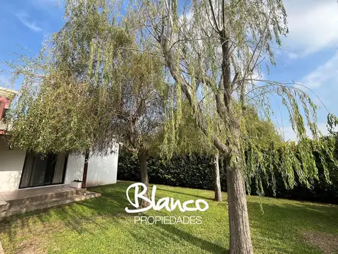 Casa 5 ambientes con 4 baños