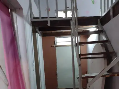 AMPLIO LOCAL CON COCINA, BAÑO, ENTREPISO Y PATIO