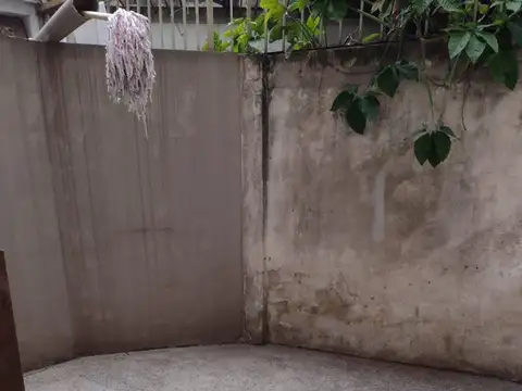 AMPLIO LOCAL CON COCINA, BAÑO, ENTREPISO Y PATIO