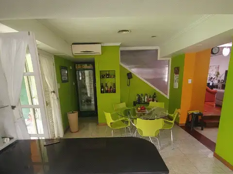 Importante Casa de bonito estilo, ubicada en Alzaga 1390 Temperley