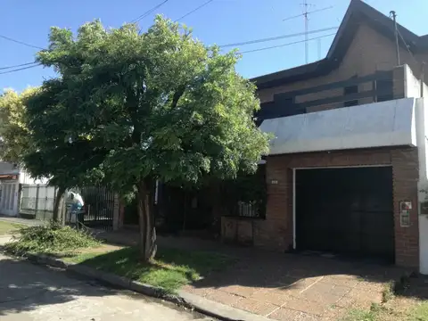 Hermoso Chalet 5 ambientes con cochera pasante + casa 3 amb atràs