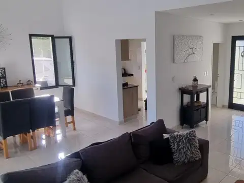 Casa 5 ambientes en una planta con pileta y quincho en Pilar
