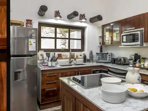 Casa en Venta con 3 cocheras
