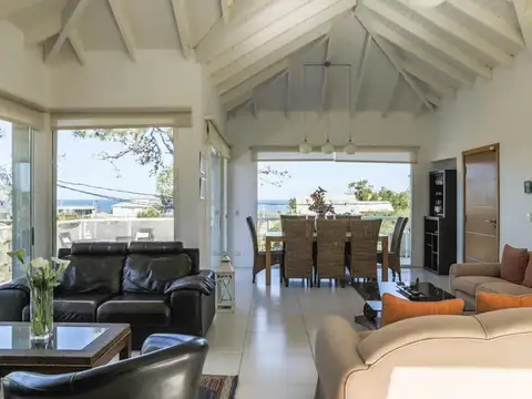 Casa 7 ambientes con 5 baños