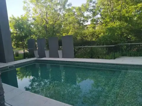 Casa venta - 4 dormitorios 4 baños - 600mts2 totales - Abril Club De Campo