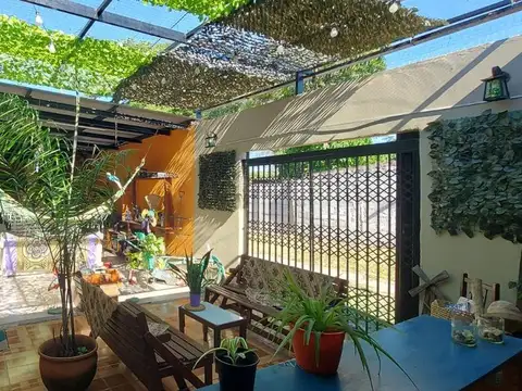 CASA 4 DORMITORIOS EN VENTA PATIO QUINCHO COCHERA