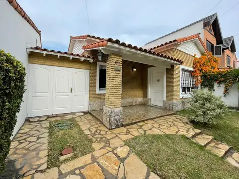 OPORTUNIDAD CASA EN CASTELAR SUR