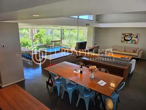 Casa en Alquiler con 2 cocheras