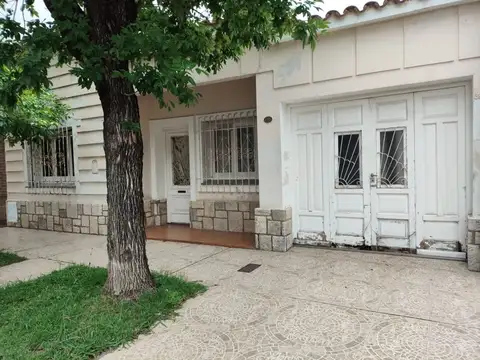 CASA ANTIGUA CALLE TUCUMAN, A METROS DE  BULEVAR.