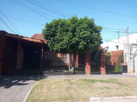 Casa en venta de cinco ambientes en Haedo Norte