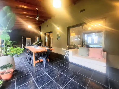 Casa 4 ambientes con 2 baños