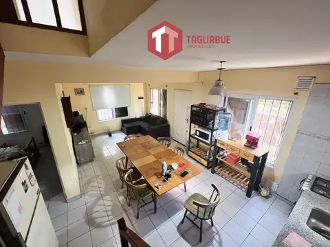 Casa y Salon en zona Centrica