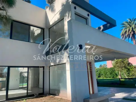 Casa en Venta - 4 dormitorios - USD 490.000