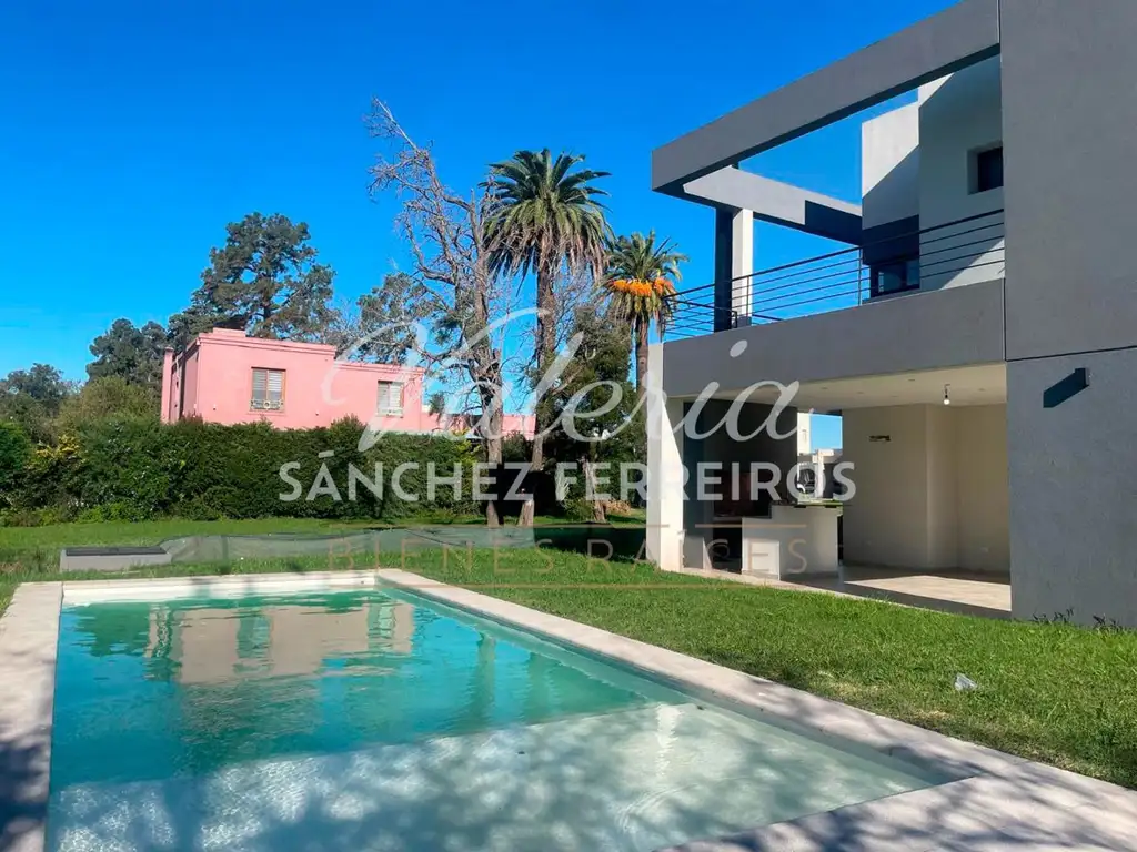 Casa en Venta - 4 dormitorios - USD 490.000