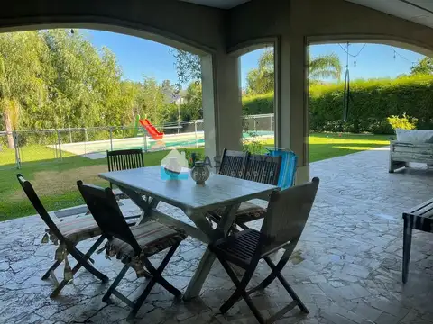 Casa 6 ambientes con 4 baños