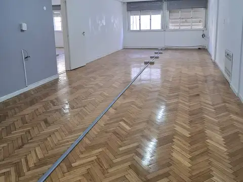 AMPLIA OFICINA EN PLENO CENTRO.