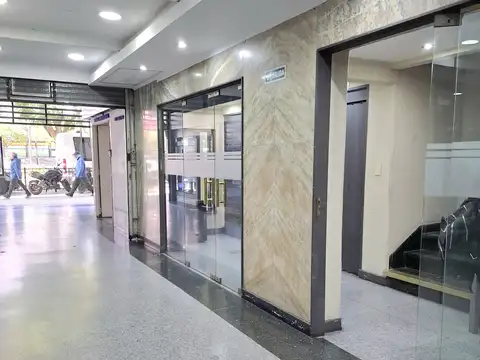 AMPLIA OFICINA EN PLENO CENTRO.