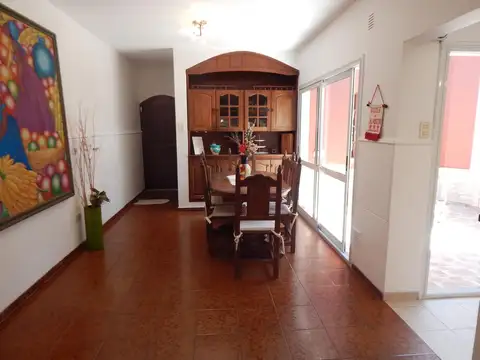 HERMOSA CASA 4 DORMIT, PILETA CON CALDERA, QUINCHO, BAÑO CON JACUZZI. B° VILLA CABRERA