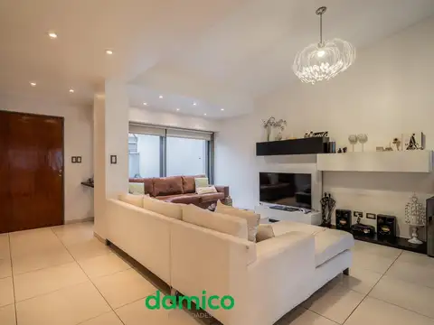 Casa en Venta con 3 cocheras