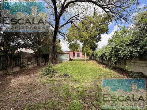 CASA 2 DORMITORIOS EN ALQUILER CON JARDIN COCHERA PATIO
