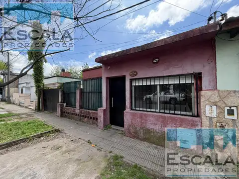 CASA 2 DORMITORIOS EN ALQUILER CON JARDIN COCHERA PATIO
