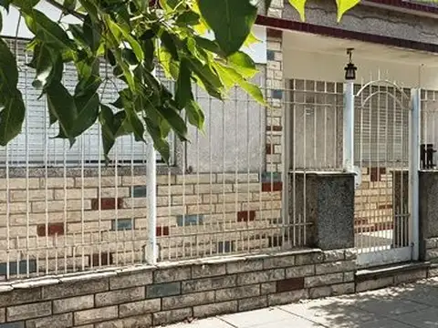 Casa Céntrica de 3 Ambientes apta crédito.