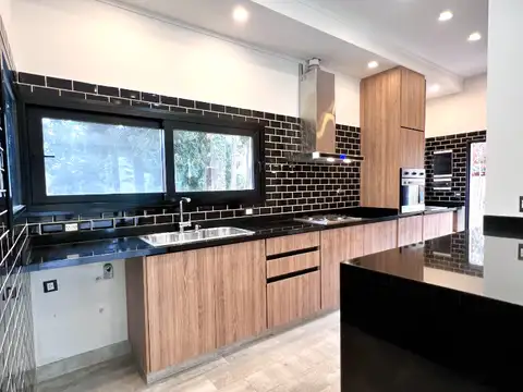 Casa 5 ambientes con 2 baños