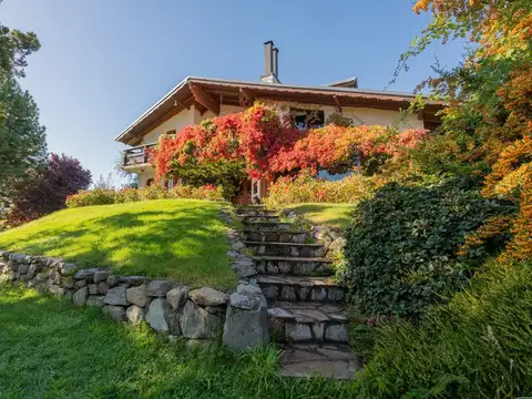 Casa 8 ambientes con 4 baños