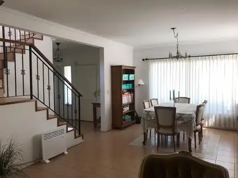 Casa en Alquiler con 1 cochera