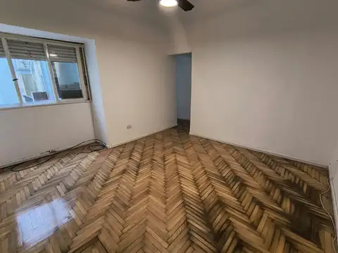  EN EXCELENTE UBICACION, A MTS DE PARQUE CENTENARIO, EN MUY BUEN ESTADO 