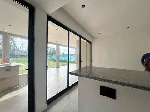Casa 4 ambientes con 2 baños
