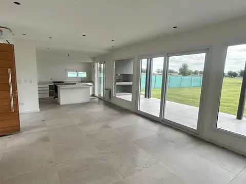 Casa a estrenar de 3 dormitorios en venta en Haras del Sur 3